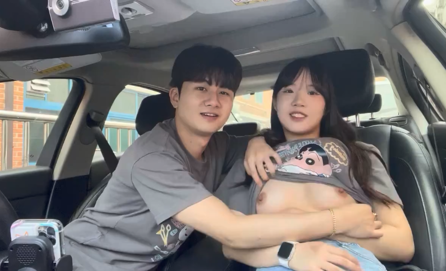 Phim sex Couple cute mút vú trong ôtô